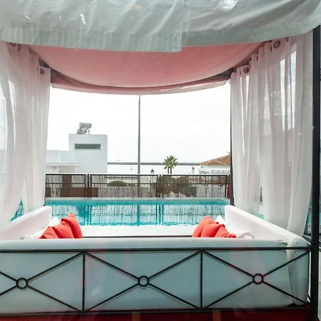 Con Piscina Privada En *