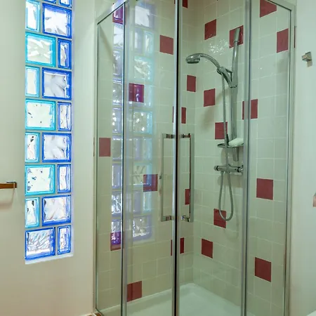 Con Piscina Privada En *